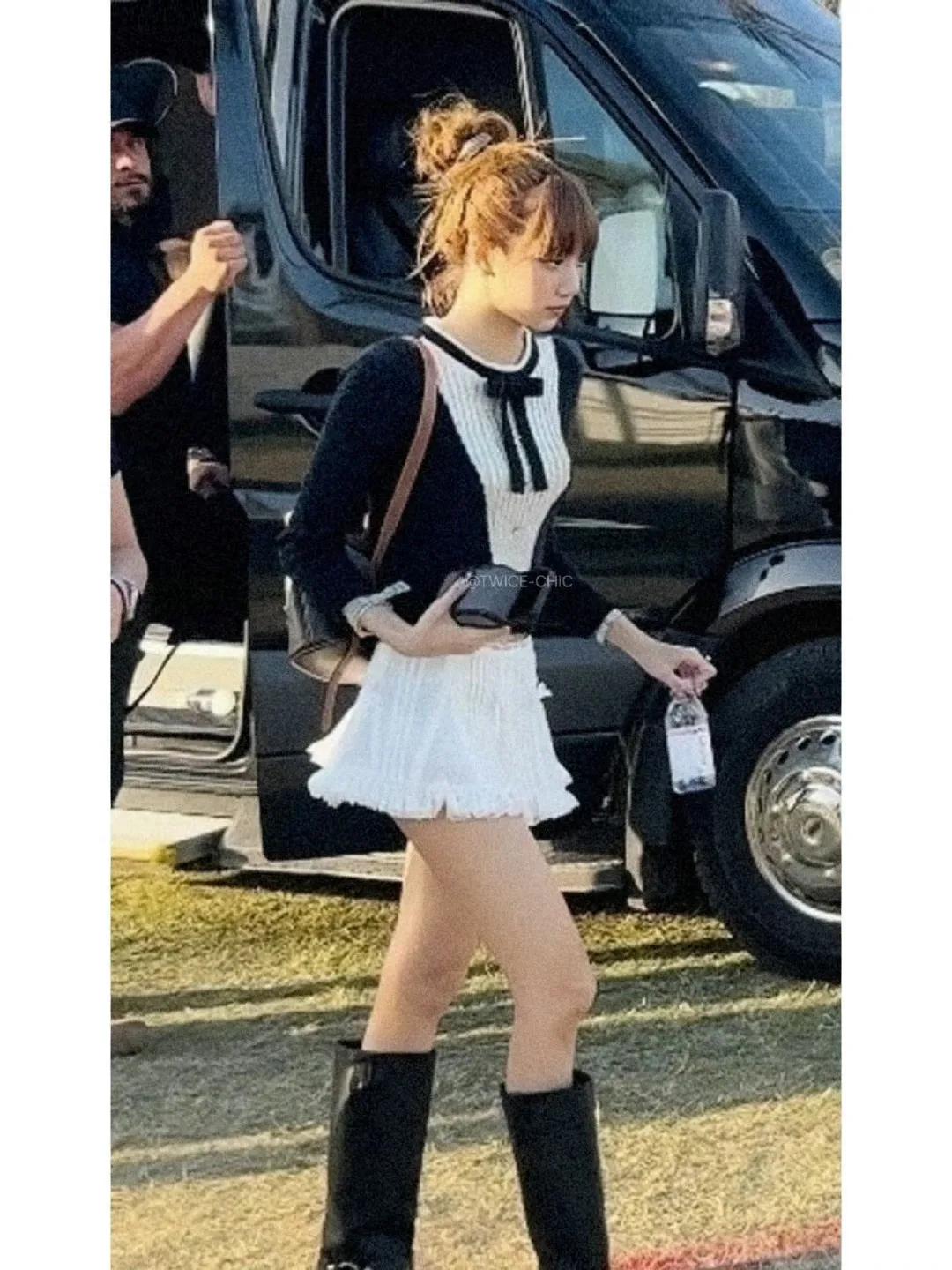Lisa街拍路透，百褶短裙搭配学院风上衣，十等身比例长腿吸睛
