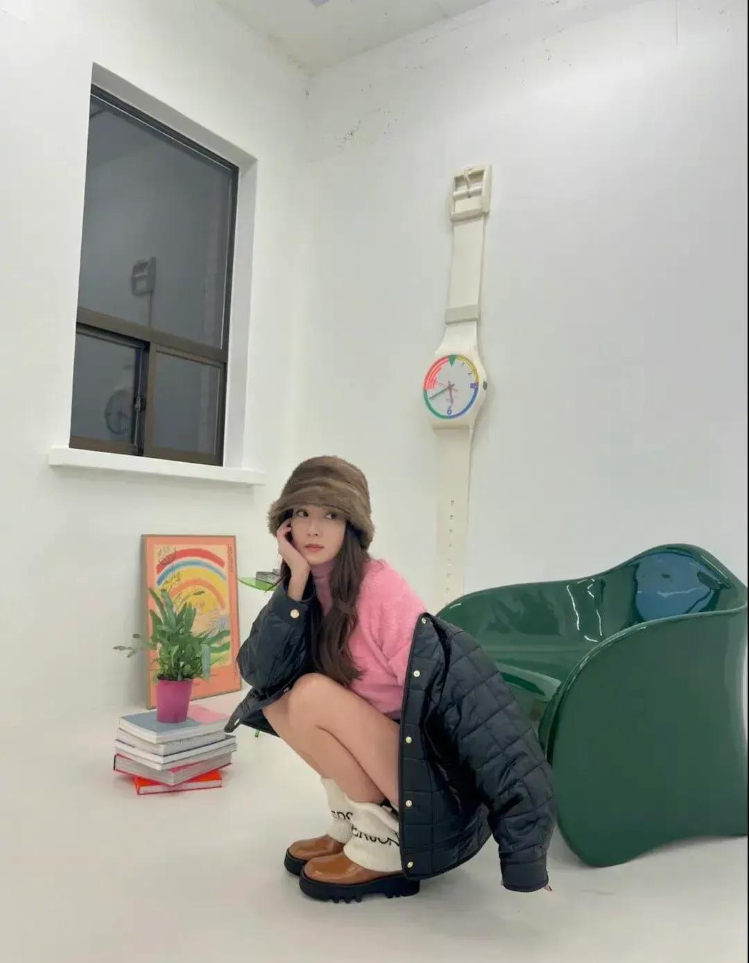 郑秀妍，被粉色治愈的夏天，粉色系娇嫩减龄，肌肤如雪面若桃花