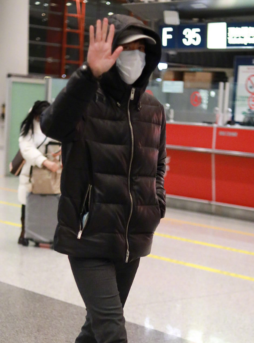 王力宏被爆丑闻后首现身！对镜头打招呼心情好，出轨细节全被扒