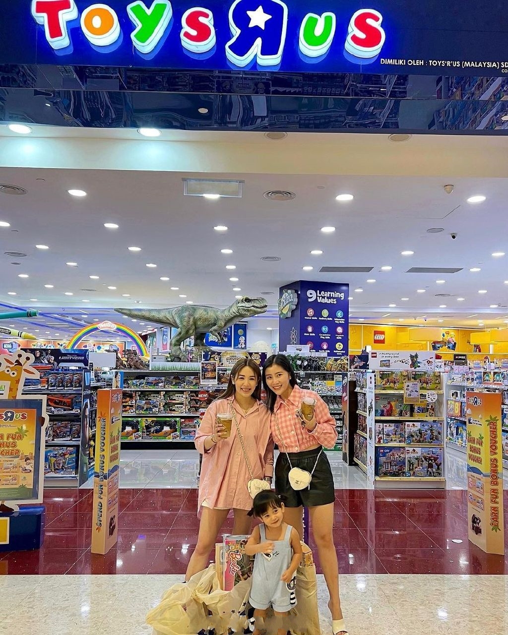 名媛严纪雯逛街，女儿颜值很高和妈妈超像，闺蜜有何超盈和文咏珊