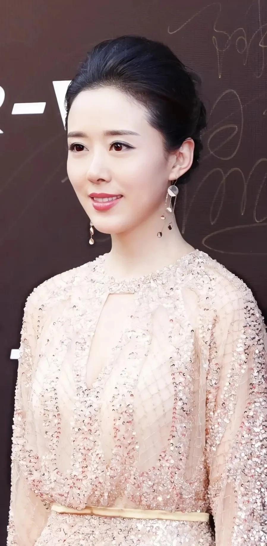 颜丹晨温柔对自己，打败时间，时尚又有女人味的美图合集