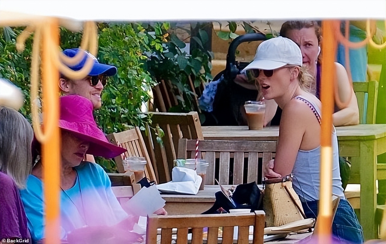 32岁泰勒·斯威夫特约会啦！和男友穿蓝白情侣装很清爽，没有婚戒