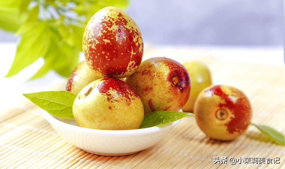 冬天皮肤干燥，别光喝水，8种“高维C”食物要多吃，水润气色好