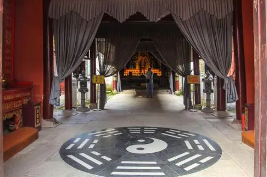 1969年，最后一任张天师撒手人寰后继无人，接班乱象频出