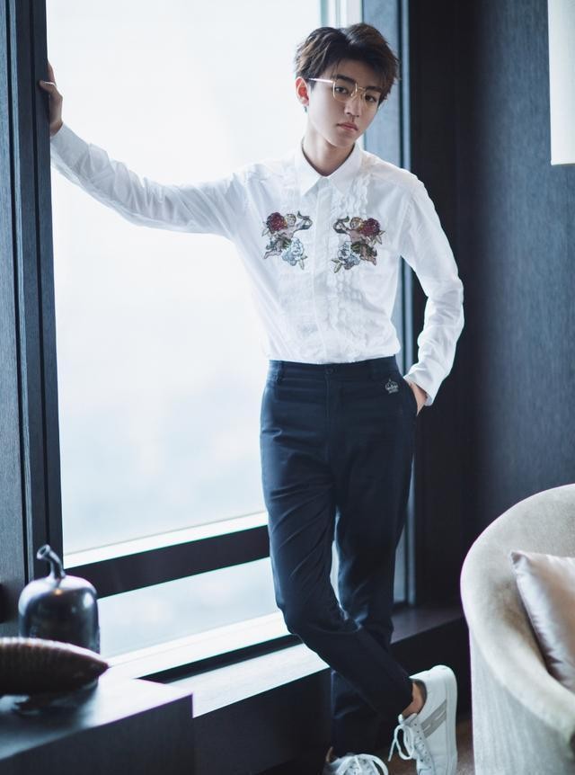 穿“白衬衫”的10位男星，个个“白衣胜雪”，气质干净