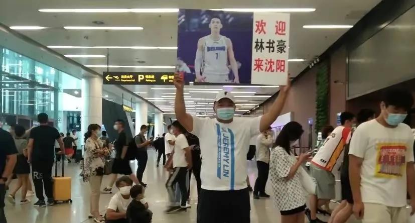 nba哪些明星来中国了（疫情之下只有一位NBA球星来中国行，狂热球迷穿了七件球衣来见他）