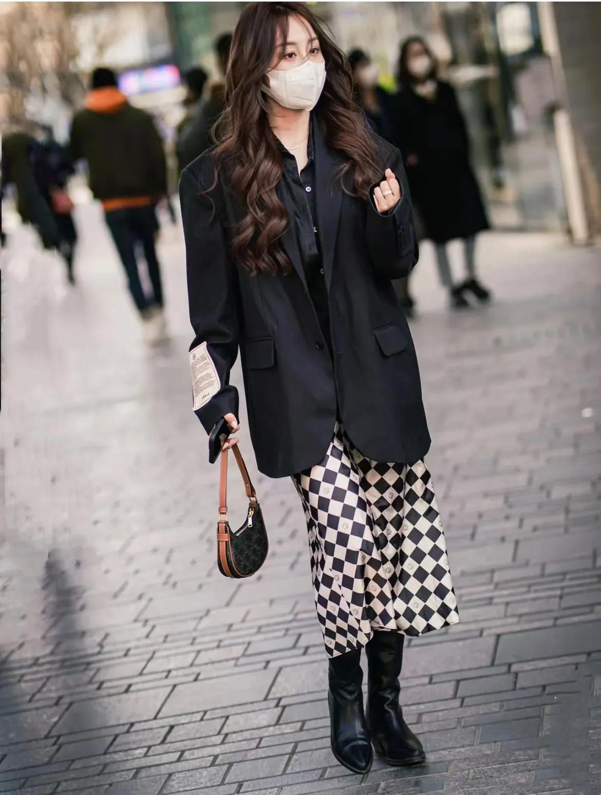 看街拍 识包包:9位街拍美女 都搭配了哪些品牌的包?