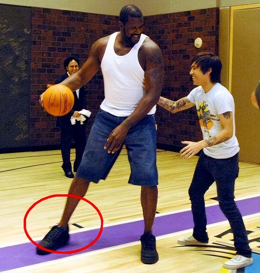 nba的球员腿为什么这么细（奥尼尔真的是“天赋怪”，能把矿泉水“变”口服液 小腿细如少女）