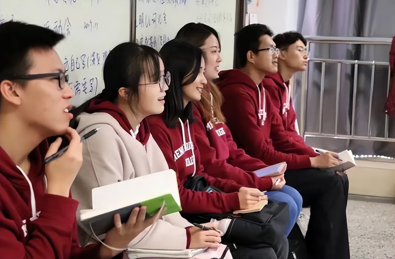 2022高考生有个好消息，报考这类大学不仅免学费，毕业就是铁饭碗