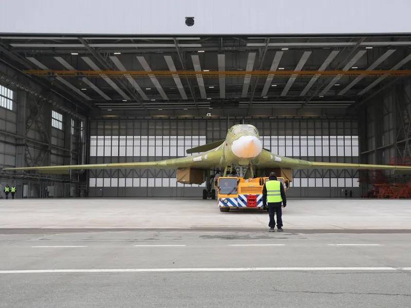 俄罗斯攒出新玩具，战略导弹航母轰炸机图160