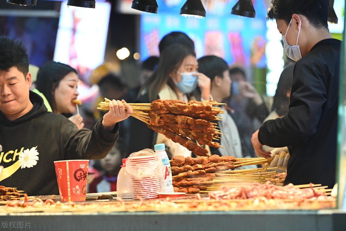 白天不懂夜的黑，不来不知夜市美，这里的深夜，人们都在努力生活