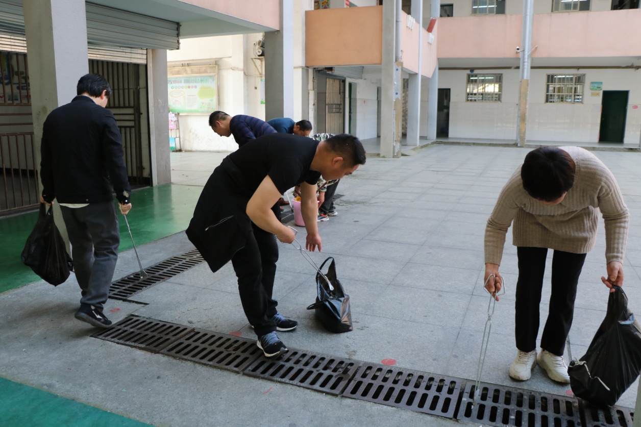 “学雷锋 践行动”南昌县莲塘一小开展党员志愿服务系列活动