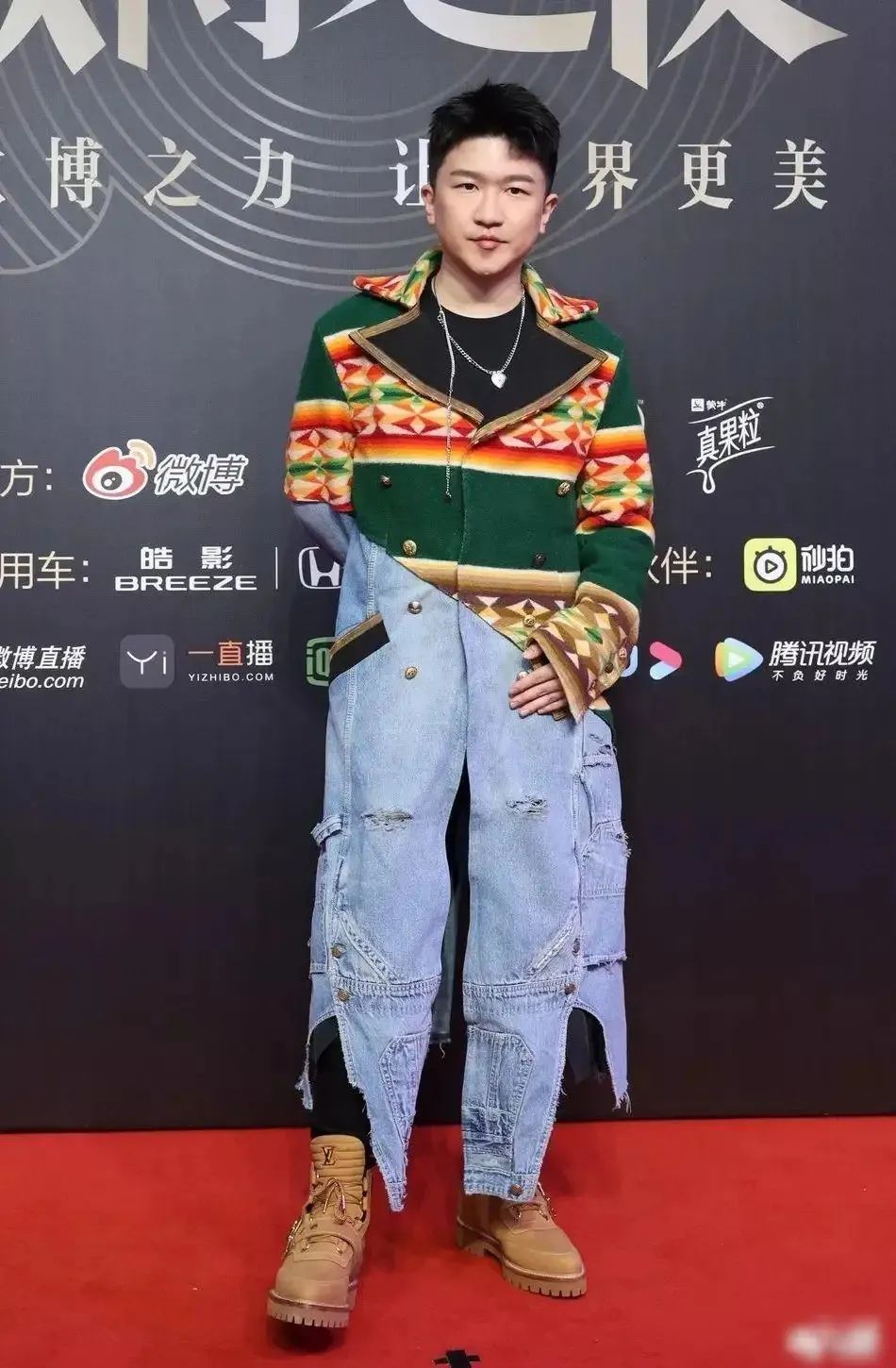 男明星在红毯上作的“怪”，穿丑衣、爱作妖，风头出尽