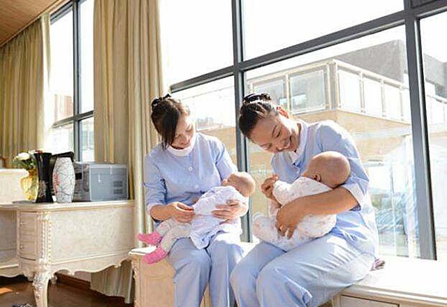 雇主跑路，拿不到工钱的保姆无私抚养两弃女，将她们培养成大学生