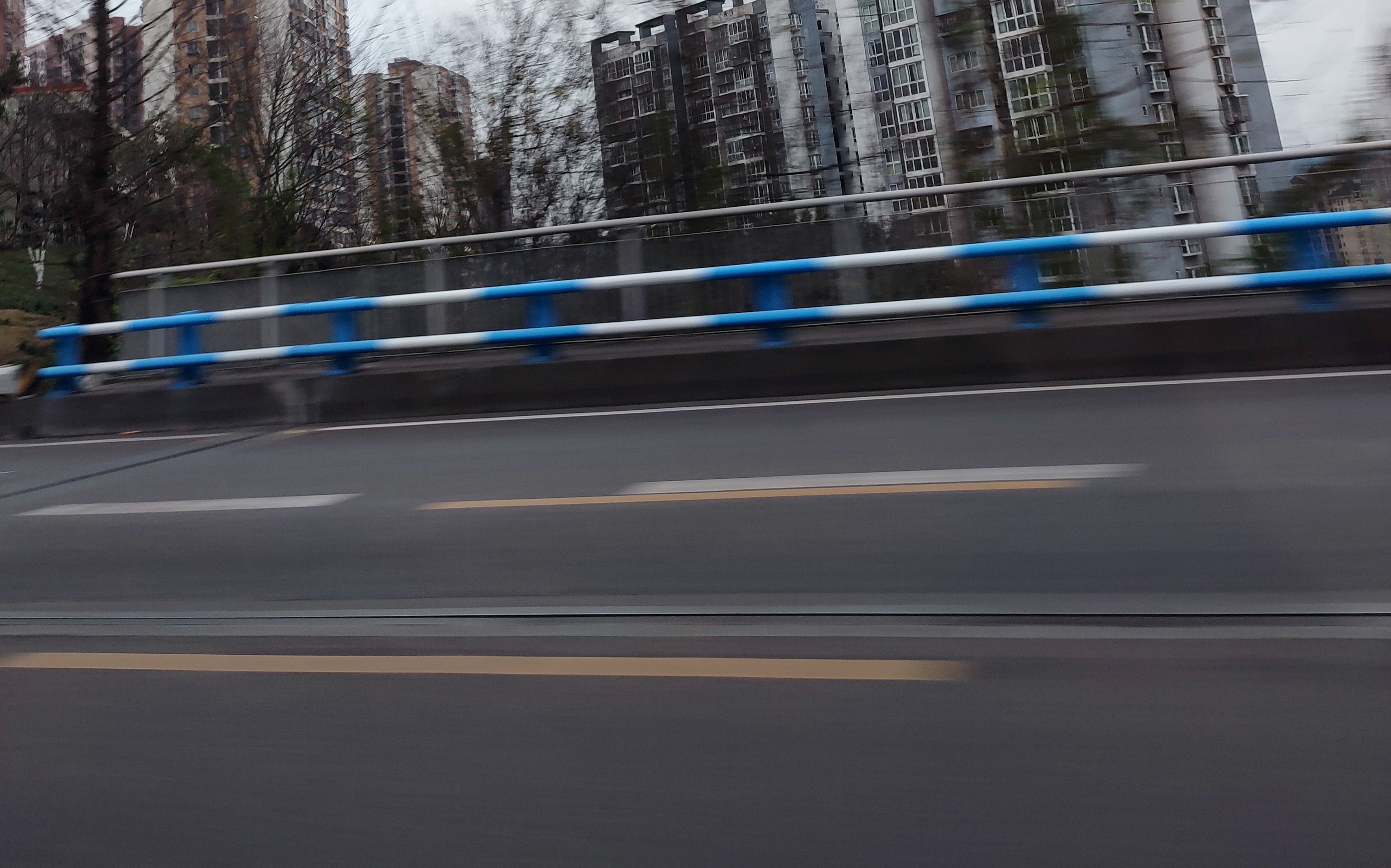 怎么感觉骑摩托车跑个80km/h就已经很快了，但汽车却没有这种表现