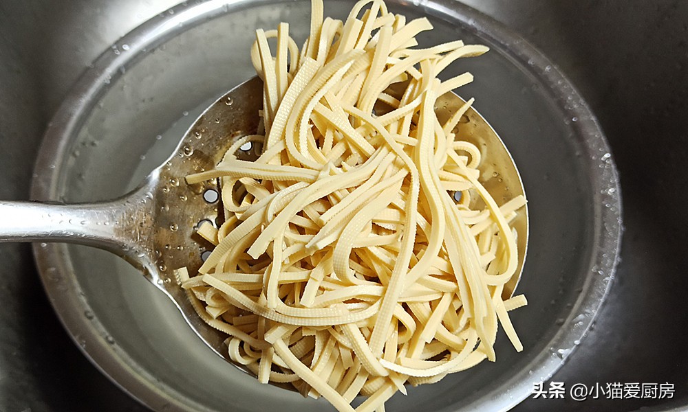 这道“销魂凉拌菜”，色彩丰富，口感脆爽，味道清香，味美好吃