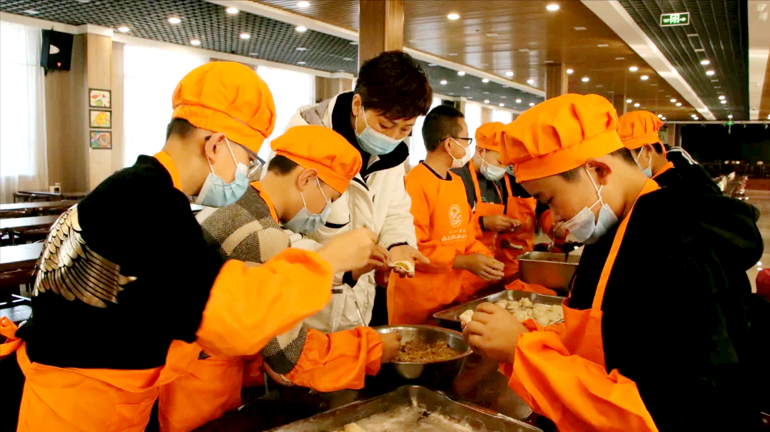 10000+饺子滚滚而来——闻励师生包饺子，话饺子，团团围坐吃饺子
