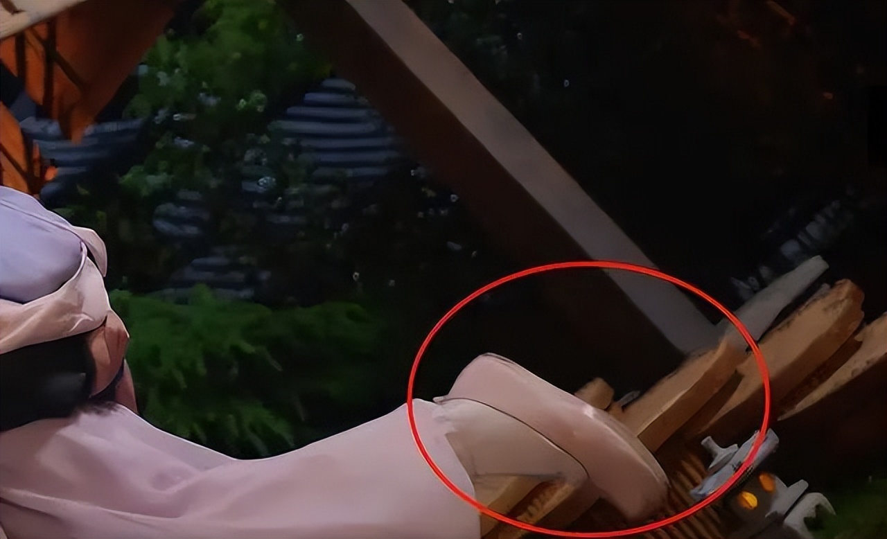 经典剧集的“边角料”，八戒骑摩托、妃子玩手机，谢谢，有被笑到