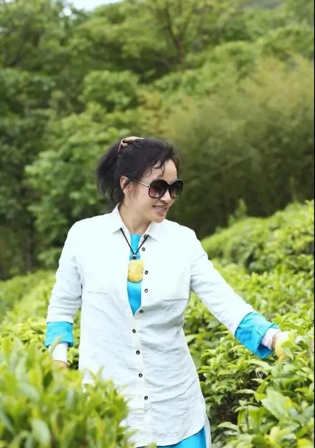 69岁刘晓庆，基础单品搭配玉石：张力十足，一身贵妇气质