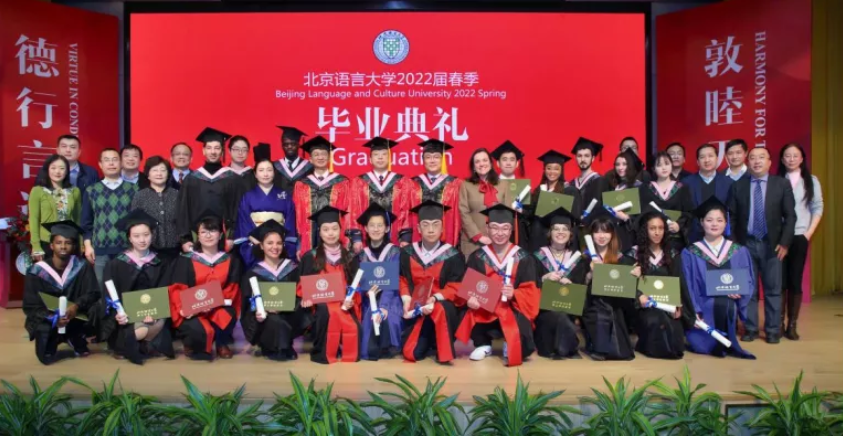 面向全球直播！北京“超盛大”毕业典礼，外交官出席，中日韩等27国学生齐聚