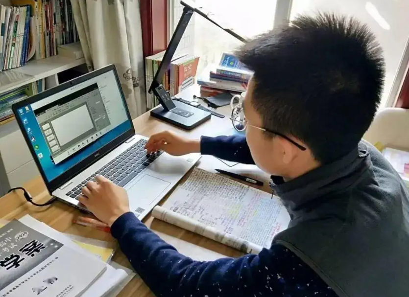 网课还没结束，某高中生用“海清语录”表白老师，评论区笑不活了