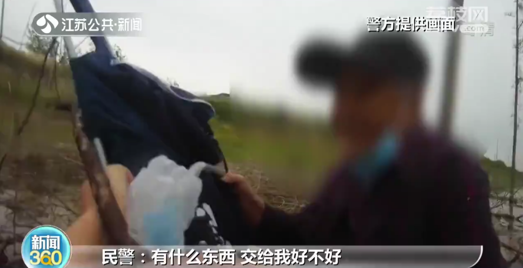 南京六合：三阿姨组团摘粽叶被困江中 民警下水紧急救援