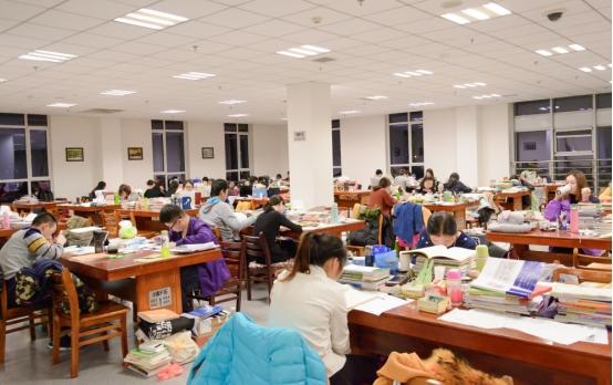 大学生迎来“坏消息”，预计2022全面实行，学生：得亏自己毕业早