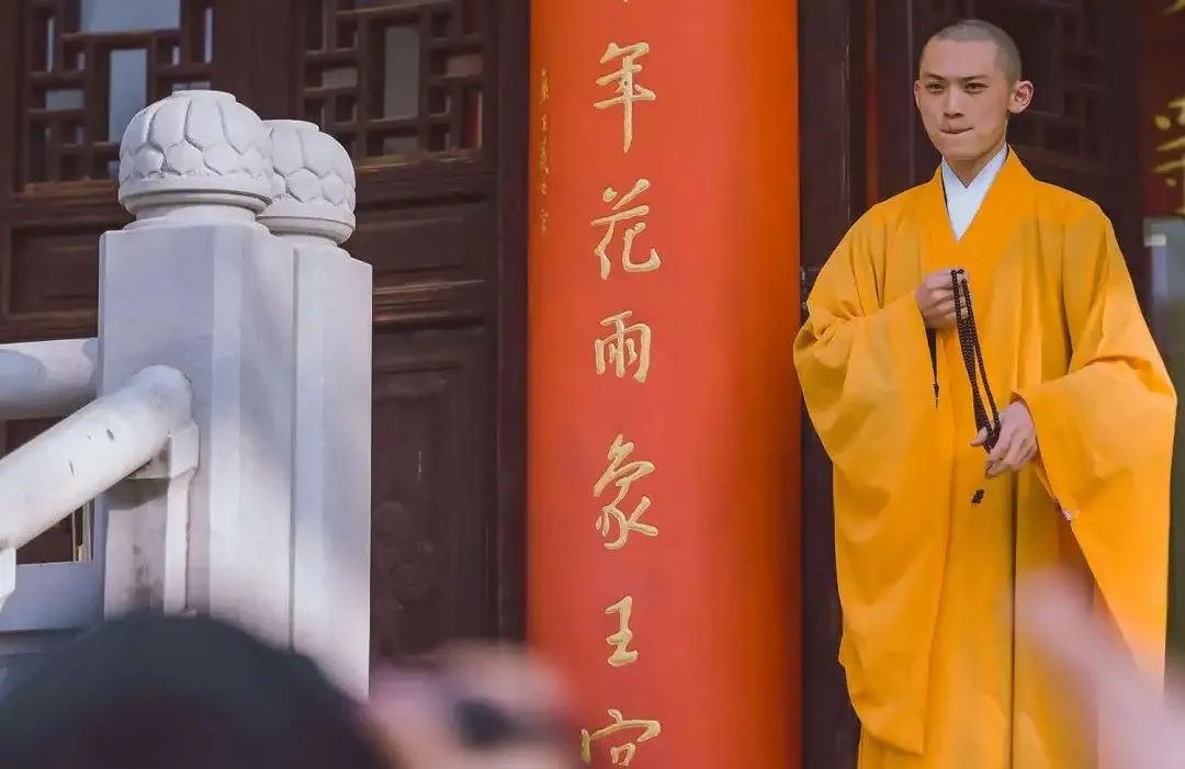 帅气和尚一夜之间火上热搜,网红连出家人都不放过?