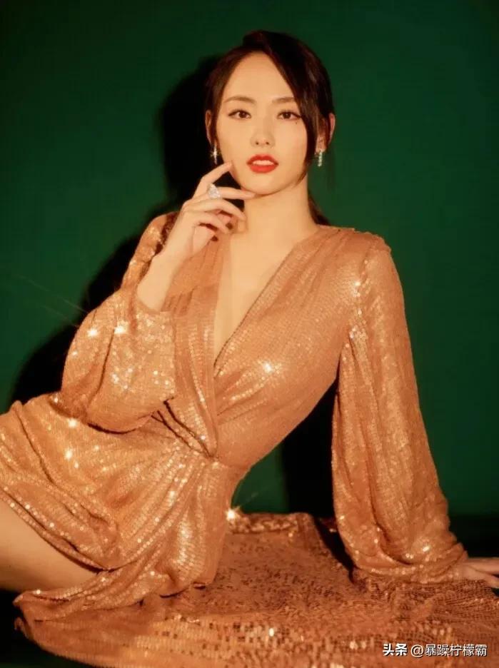 张嘉倪写真展现了,天使的面孔,魔鬼的身材,优雅时尚妩媚众人