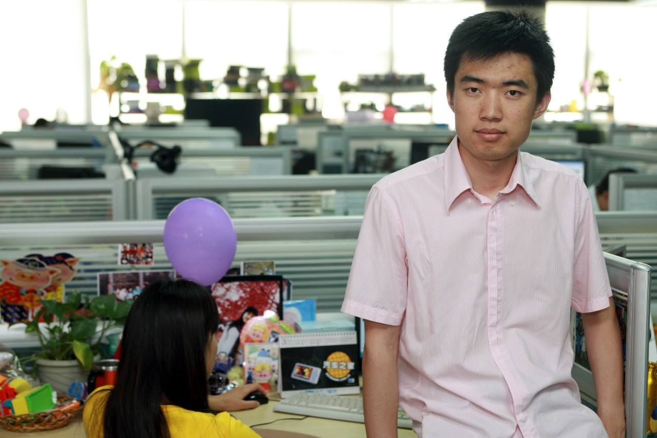 李想和樊铮每天守着小公司,大眼瞪小眼,一脸愁眉.