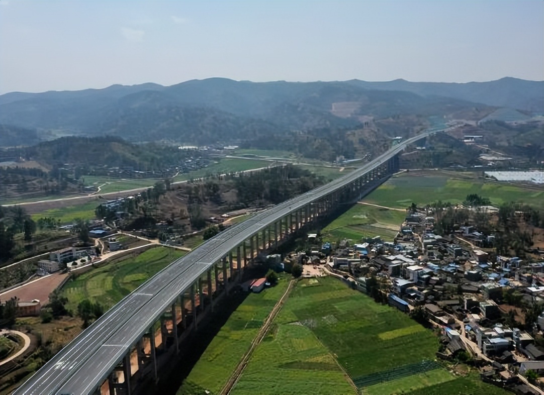 云南一条繁忙的高速迎来复线,确定通车时间,滇西发展有希望