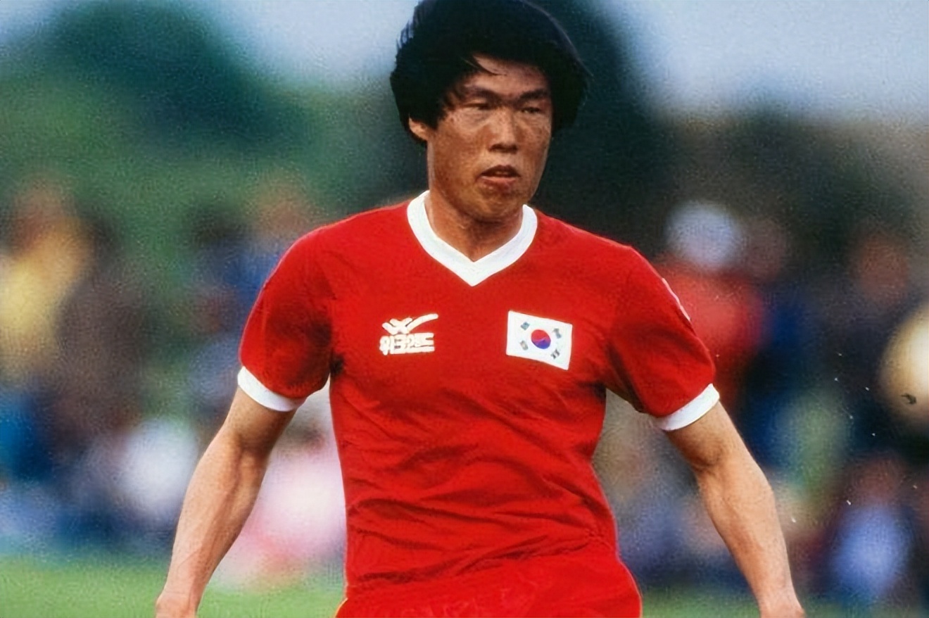 前两场比赛,拥有当时亚洲第一巨星车范根的韩国队连续客场作战,先是2