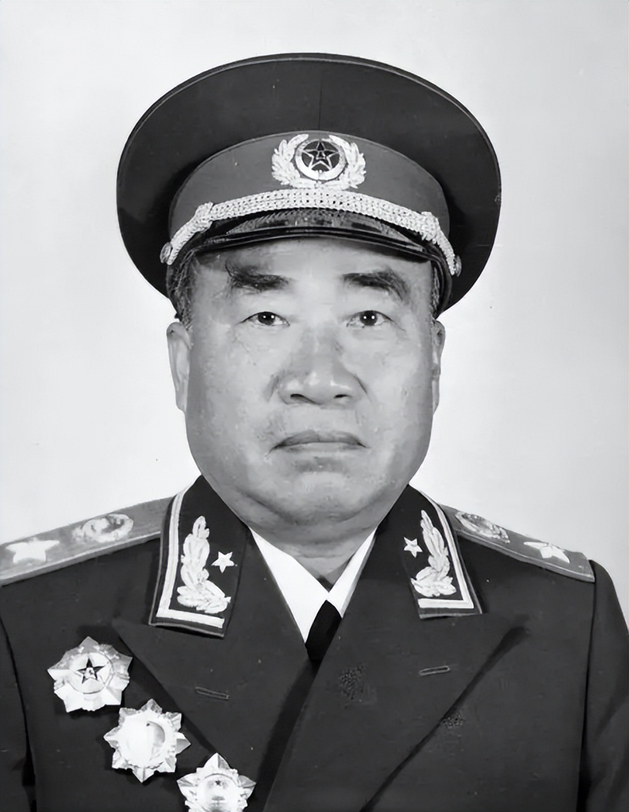 1988年邓公决定恢复军衔制，却下令：取消元帅和大将军衔！为啥？