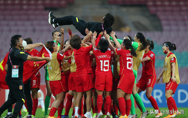 女足球门是不是小一点(1-1到1-3！世界冠军输惨了，沦为鱼腩，中国女足世界杯前景如何？)