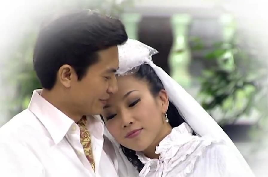 48岁的"韩师奶"董潼,戏里嫁给韩志丰,现实中的丈夫是华人富商