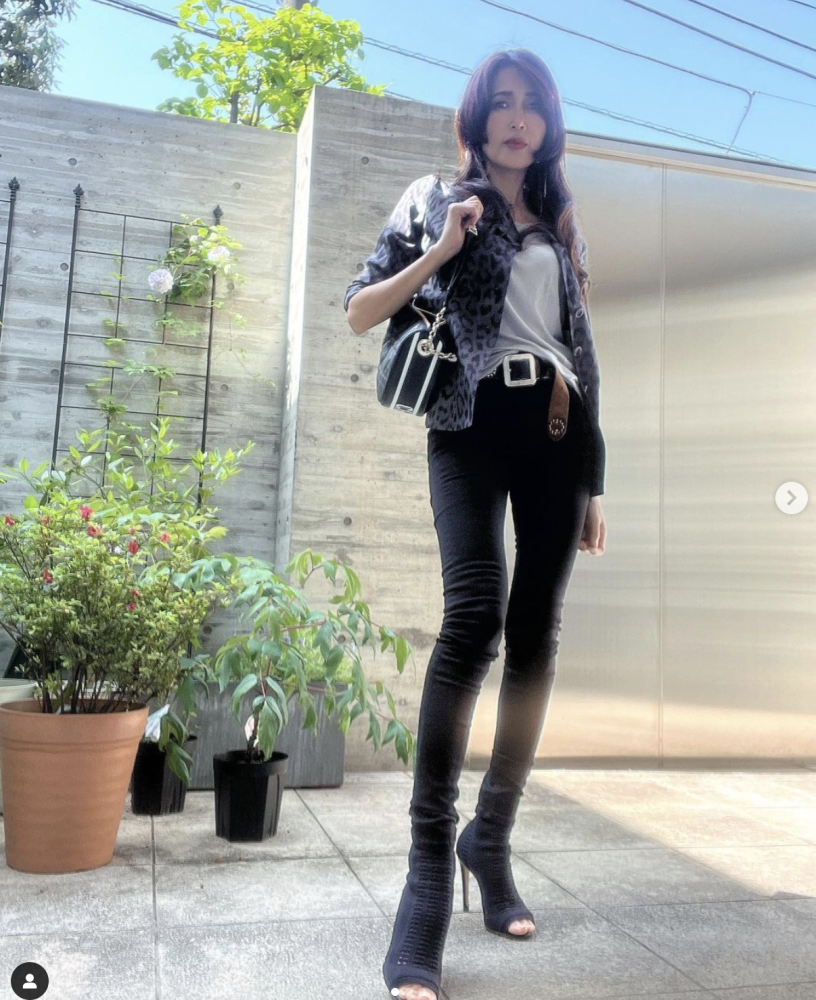工藤静香52岁枯瘦也惊艳:长裙 牛仔裤不离身,打扮高雅太迷人
