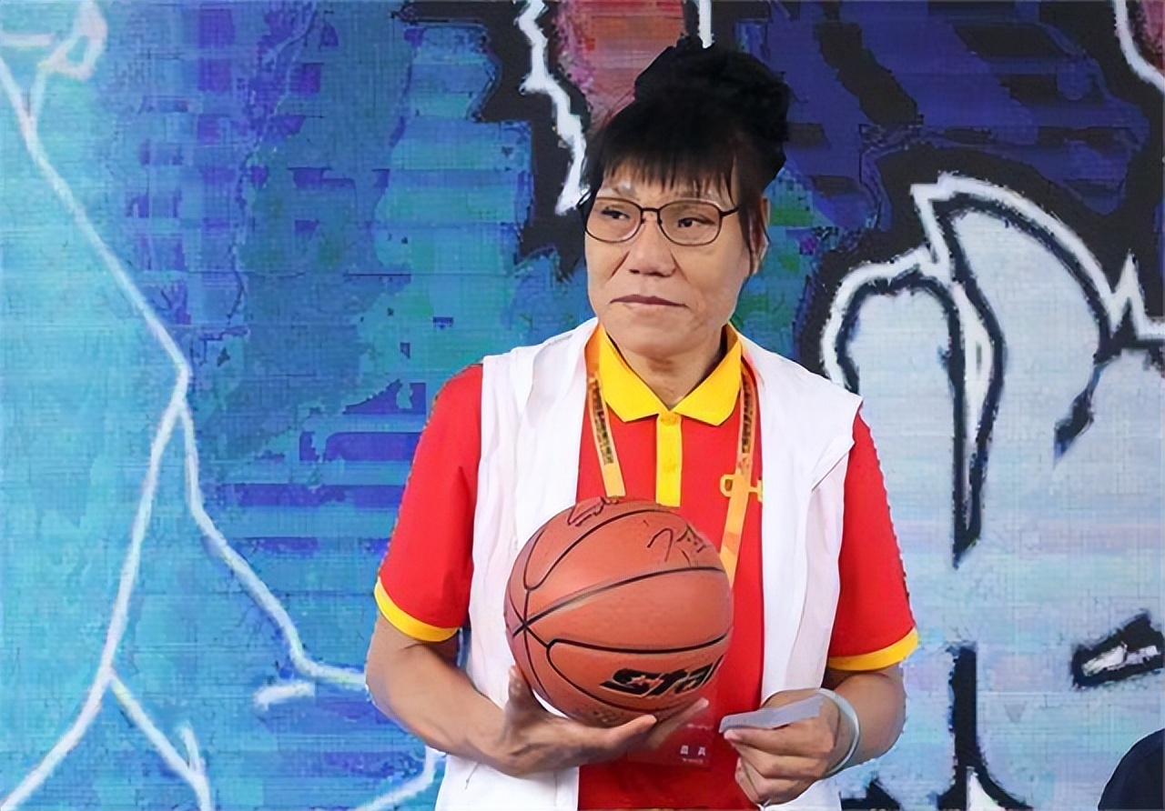 郑海霞是男是女(篮坛"女巨人"郑海霞,43岁与粉丝结婚,至今12年无子女)