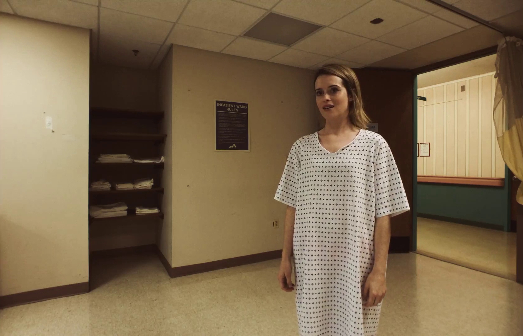 女孩遭变态男性侵,被关进精神病院,逃跑直接砸断双腿,电影