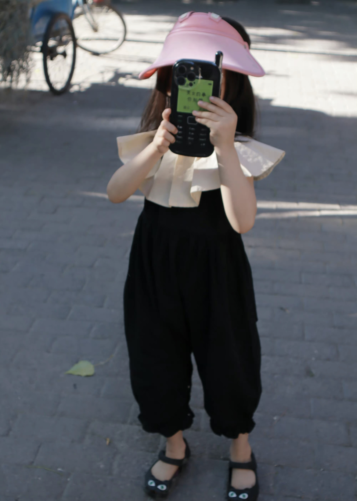 “名花有主CP”好甜蜜，一家三口出游画面温馨，冯雨的选择太明智