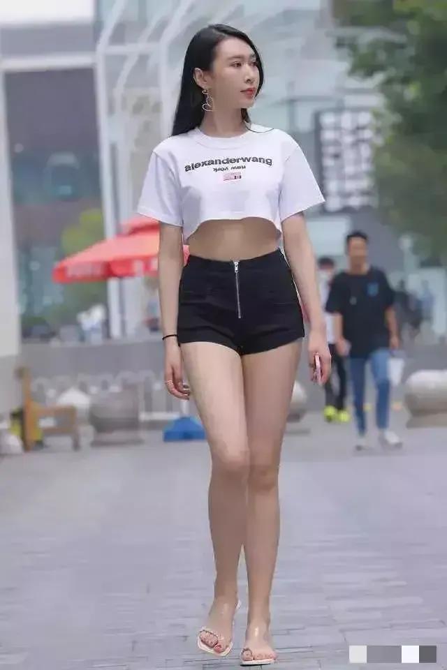 街拍/33 时尚街拍 长发及腰 白色短袖 搭配黑色超短裤的长腿美女。