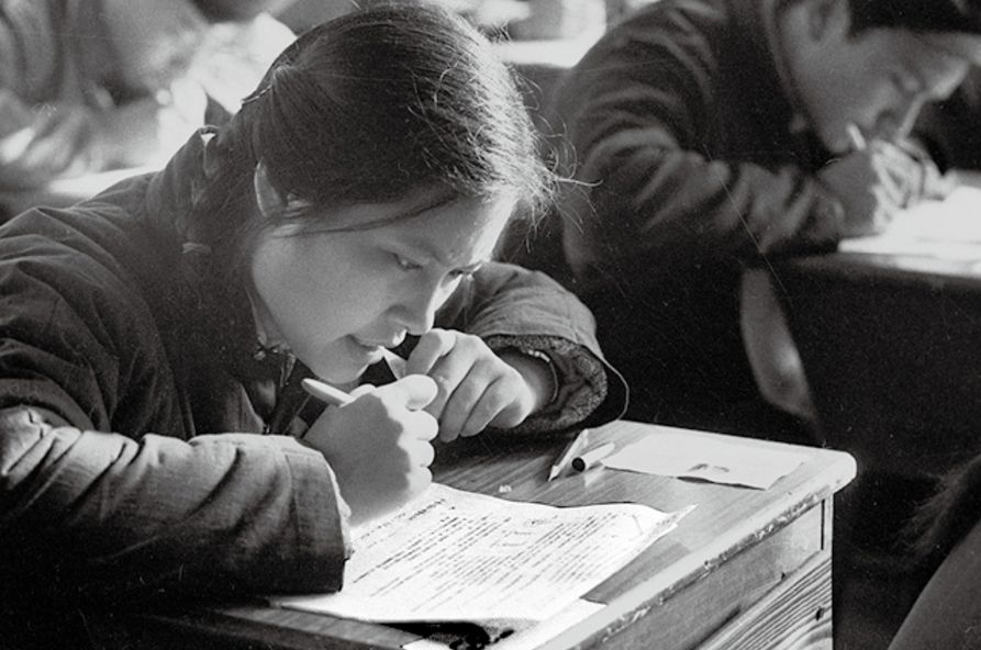 1977年高考试卷曝光，考题让人无奈，学生直言“早生40年就好了”