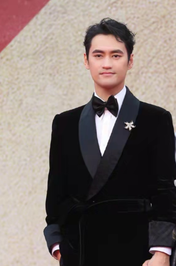 袁弘夫妇走红毯都要秀恩爱!张歆艺身材暴瘦勒出小蛮腰,颜值开挂