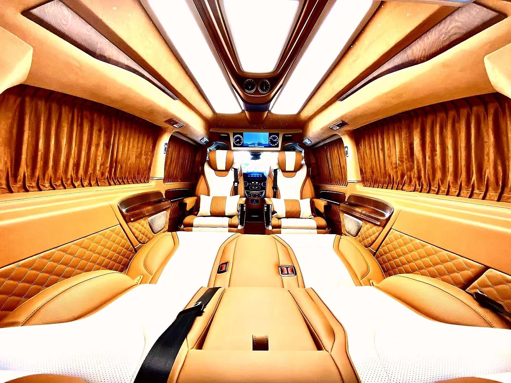 奔驰威霆高顶款“锦绣河山”整车新鲜出炉