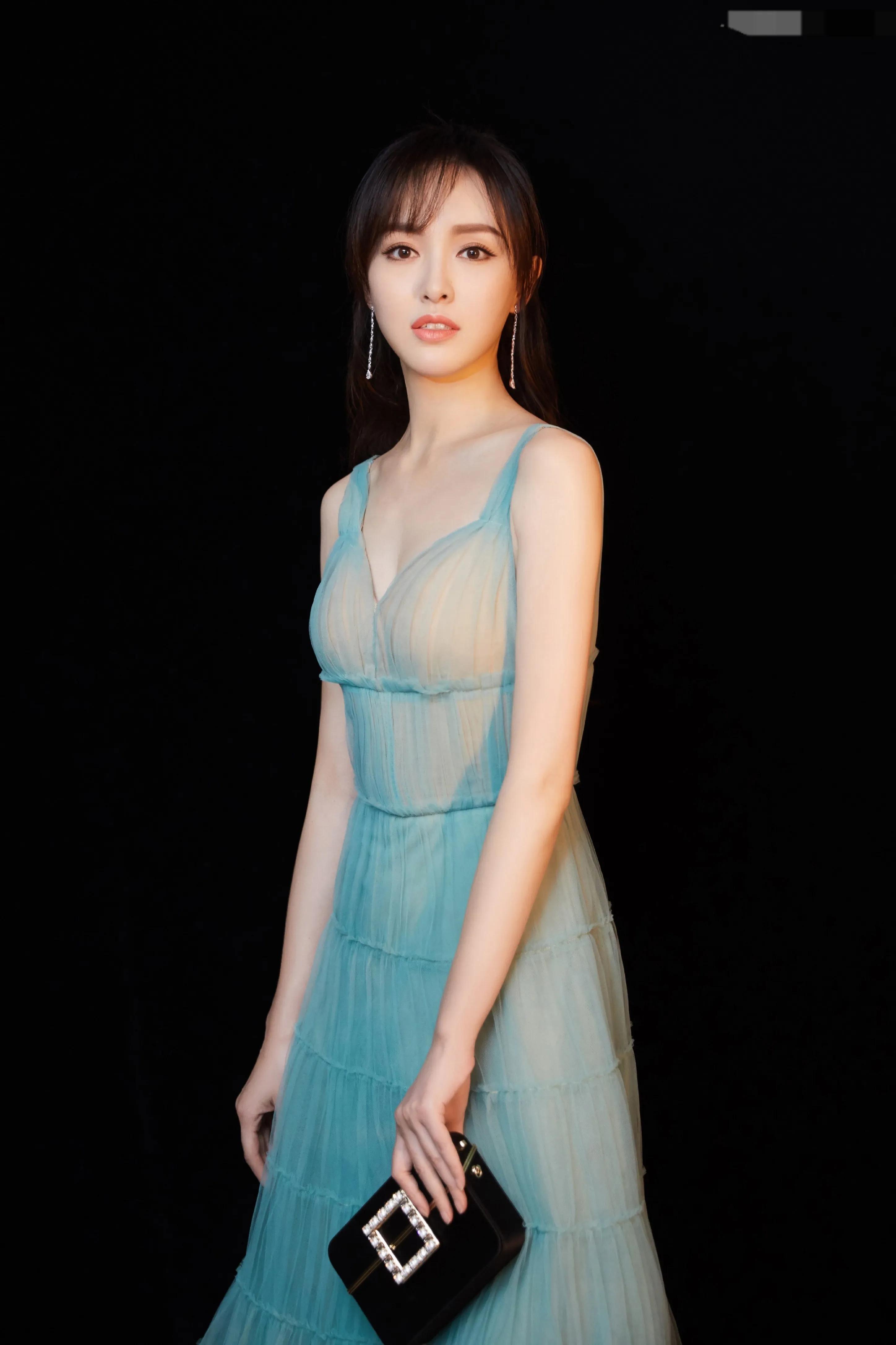 唐嫣蓝色礼服，好清纯