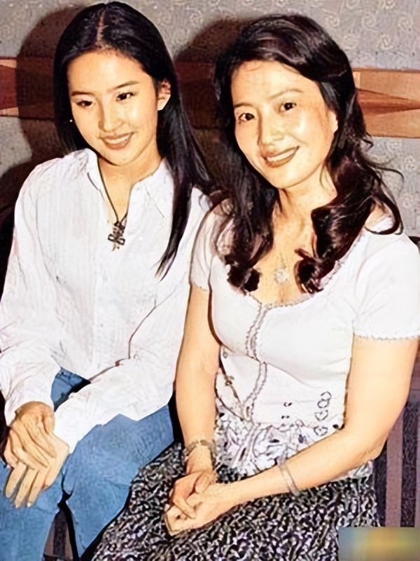放弃婚姻和事业，若不是“天仙妈妈”刘晓莉，怎会有刘亦菲今天？