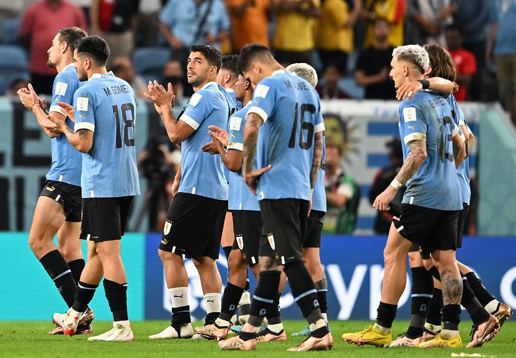 乌拉圭赢球仍出局！为轻视韩国买单，赛后围堵裁判，苏亚雷斯落泪