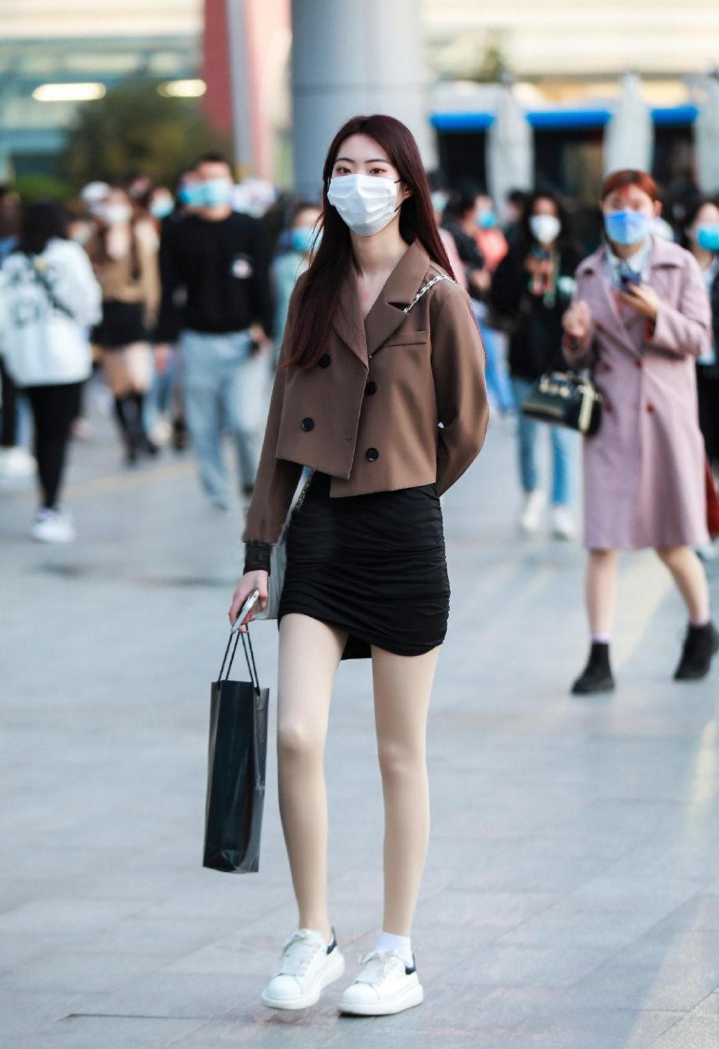 西安11月份街头穿衣服图片(西安街头好流行这种短上衣，又可爱又俏皮，大长腿也被衬出来了)