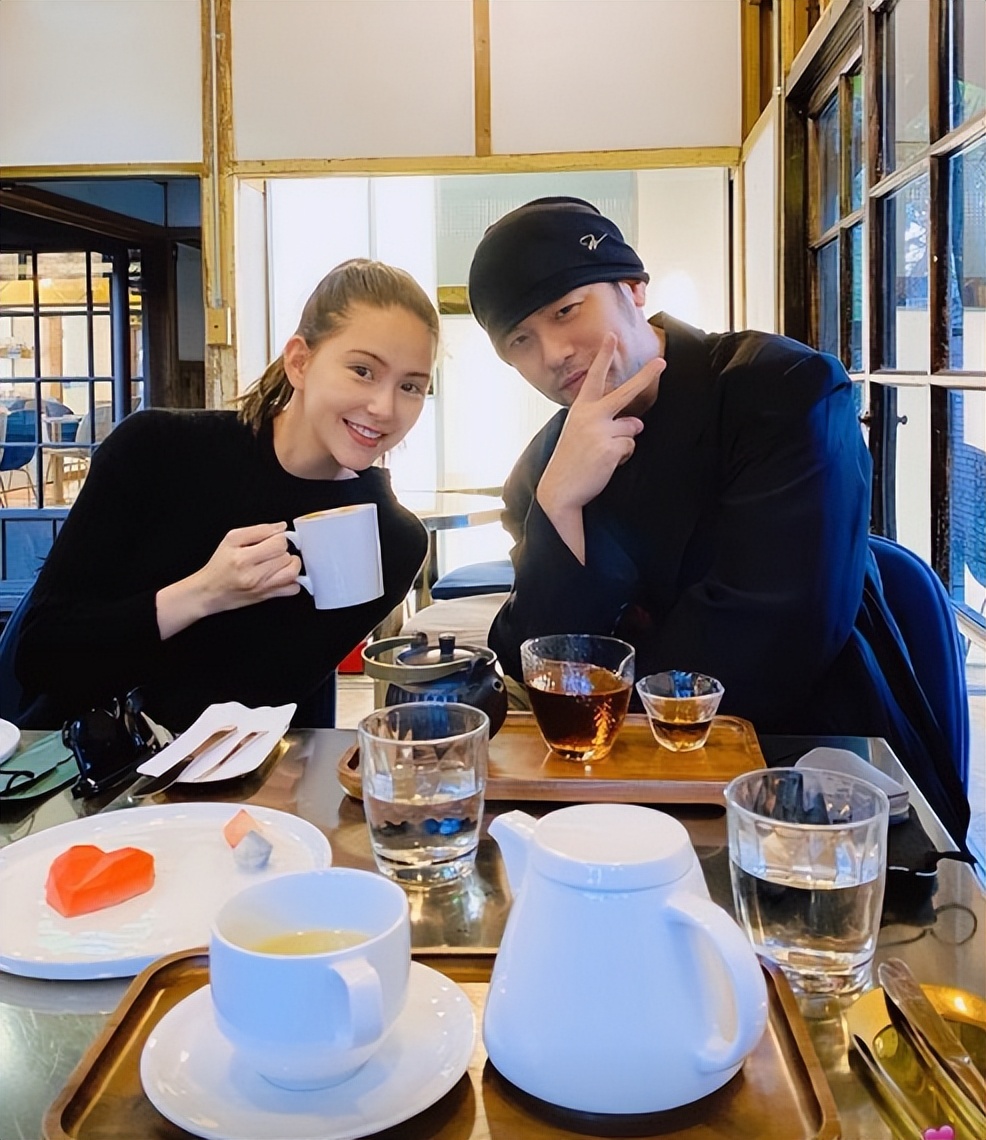 昆凌晒小女儿正脸照，小公主白白嫩嫩像洋娃娃，混血五官超像妈妈