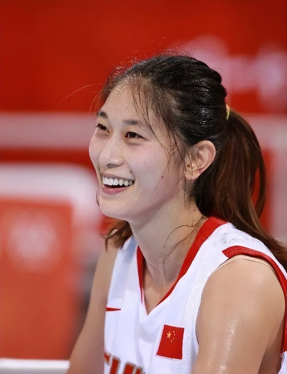 女篮名宿隋菲菲(女篮美人隋菲菲:10年国家队核心30岁宣布退役,如今是