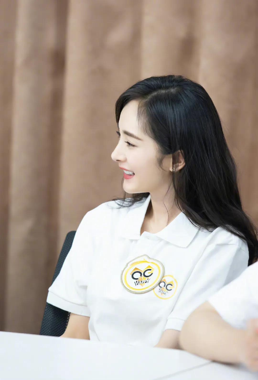 杨幂近期穿搭